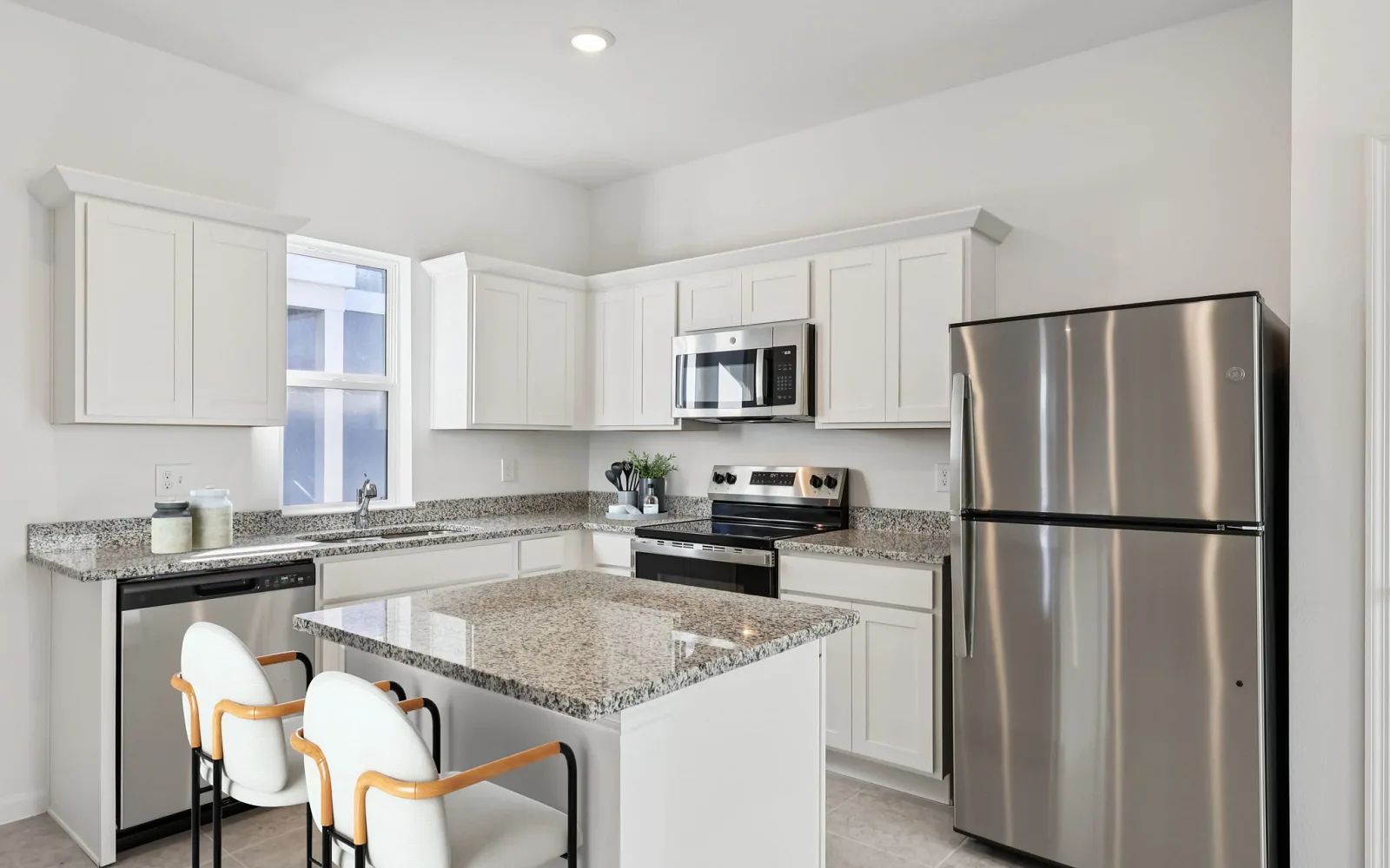 Cocina abierta con isla en una casa nueva de Starlight Homes